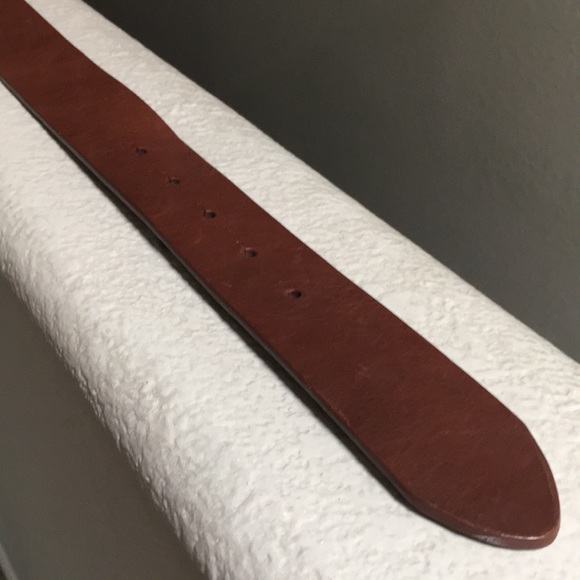 This leather belt has a great buckle .size small - Picture 2 of 4